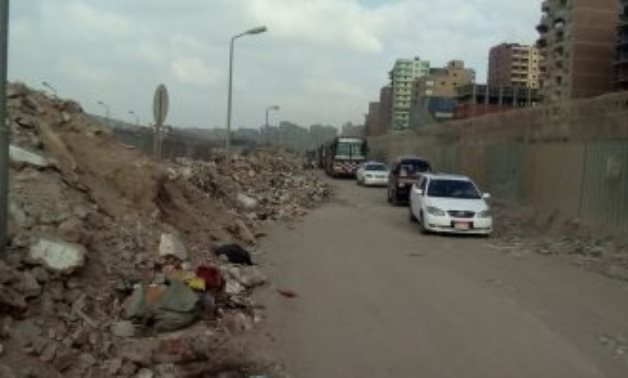 قارىء يشارك بصور لتراكم القمامة بشارع جسر السويس وإعاقة حركة السيارات