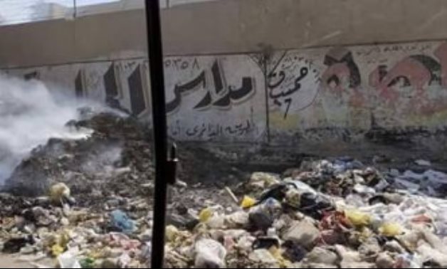 صحافة المواطن.. شكوى من حرق القمامة فى جسر السويس