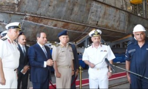 الرئيس السيسى يتفقد هناجر وورش إصلاح للقوات البحرية