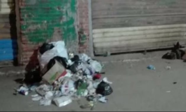 قارىء يشكو تراكم القمامة بجوار الوحدة المحلية فى دمياط