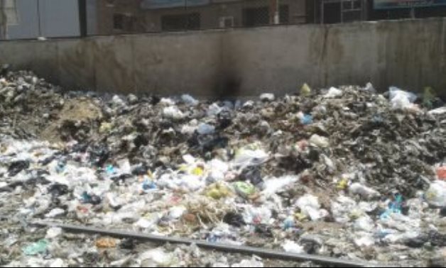 قارىء يشكو تراكم القمامة بشارع الدكتور فؤاد سعيد بالعمرانية الغربية