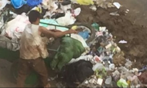 صحافة المواطن.. قارىء يشكو من تراكم القمامة بشارع النيل الأبيض بالجيزة