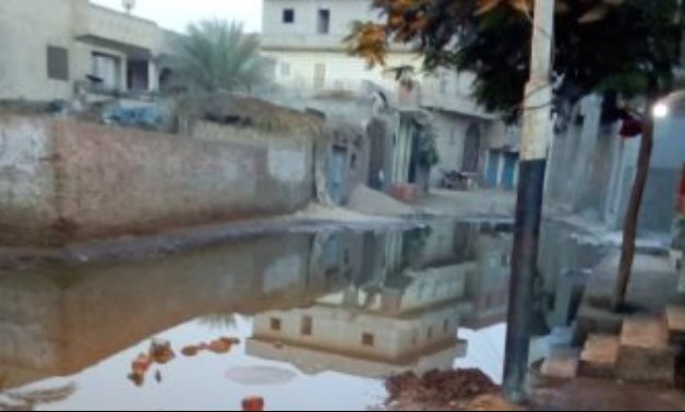 صور.. قارىء يشكو من مياه الصرف الصحى تغرق شوارع قرية الابشيط بالغربية