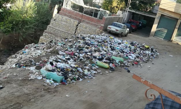 صور.. القمامة والروائح الكريهة تحاصر سكان منطقة البحر فى الفيوم ومناشدة بإزالتها