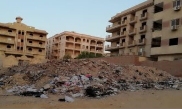 شكوى من انتشار القمامة بمنطقة بوابة خوفو بحدائق الأهرام