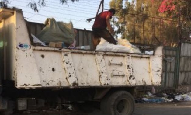سيارات النظافة تفرغ حمولتها من القمامة خلف منطقة الجولف ببورسعيد