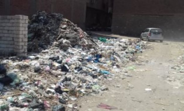 أكوام القمامة تحاصر شارع بمدينة بنها.. وتحوله إلى مقلب قاذورات