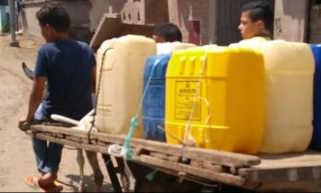 مياه الشرب مقطوعة عن قرية بالدقهلية منذ عيد الأضحى والأهالى يلجأون إلى "الكارو"