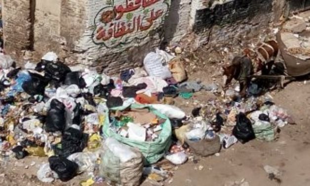 صور.. قارئة تشكو من تراكم القمامة أمام مدرسة محمود خاطر بزهراء عين شمس