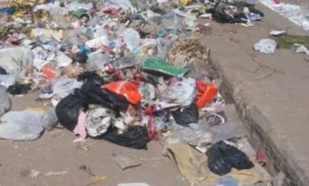 قارىء يشكو تراكم القمامة بالشارع الجديد فى حى شرق شبرا الخيمة