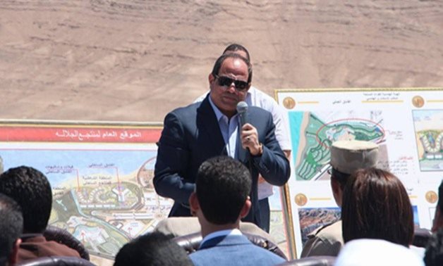الرئيس السيسى يتفقد عدداً من المشروعات التنموية بمنطقة هضبة الجلالة