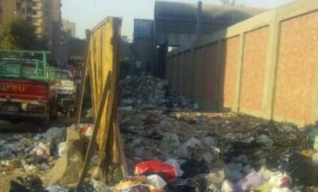 كارثة بيئية.. انتشار القمامة أمام كوبرى المشاة بمحطة مترو المرج