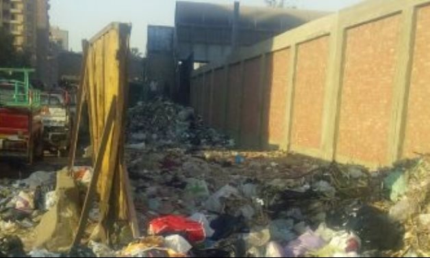 قارئة تشكو من انتشار القمامة بمنطقة الرماية فى الهرم