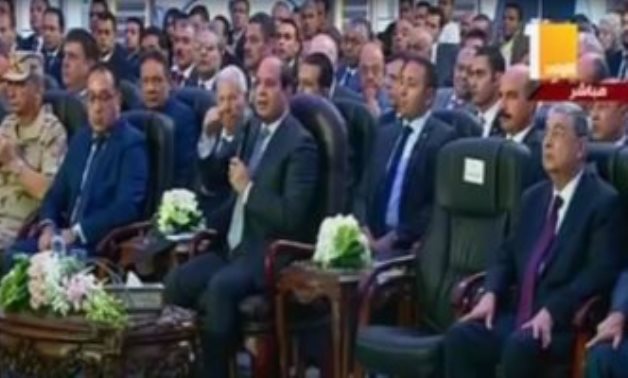 الرئيس السيسى مقاطعا وزير النقل: "عوضوا الناس ممن تم نزع ملكية أراضيهم"