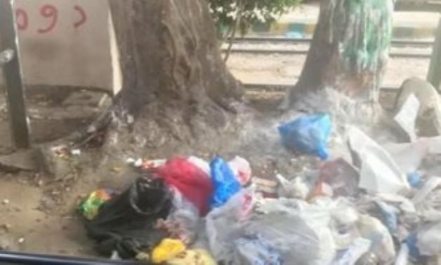قارئة تشكو انتشار القمامة على رصيف محطة ترام سبورتنج بالإسكندرية