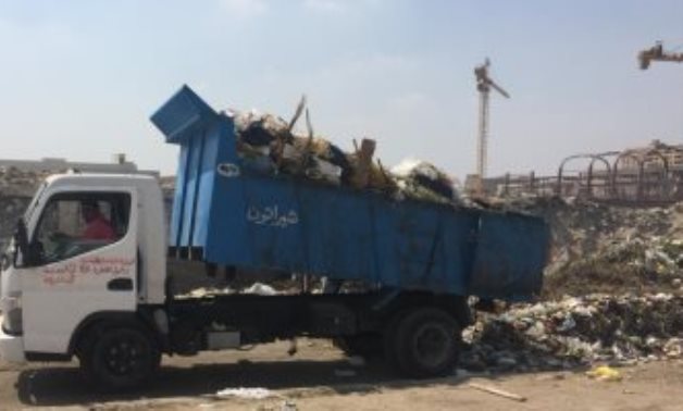صحافة المواطن.. قارىء يرصد سيارة نظافة تابعة لحى النزهة الجديدة تلقى القمامة بالشارع