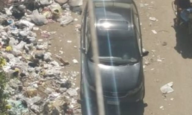 صور.. قارىء يشكو انتشار القمامة بشارع المستشفى العام فى المنصورة