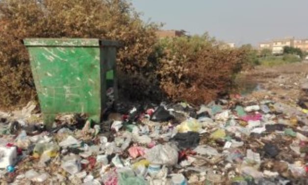 قارىء يشكو انتشار تلال القمامة دون إزالتها بالقناطر الخيرية.. صور