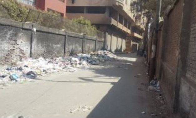 "فينك يا حكومة"..  انتشار القمامة خلف سور مدرسه السيده نفيسة بشبرا الخيمة