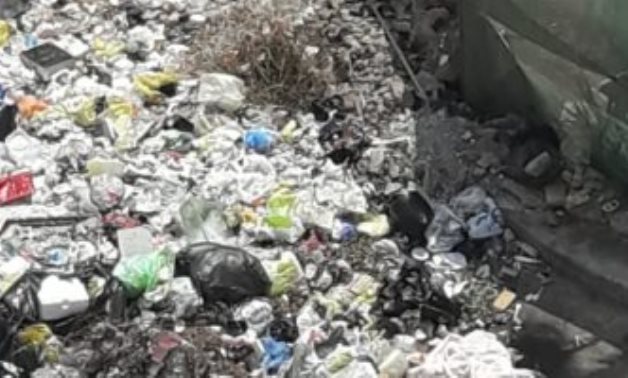 قارىء يشكو انتشار القمامة بالقرب من مدرسة فى مدينة نصر