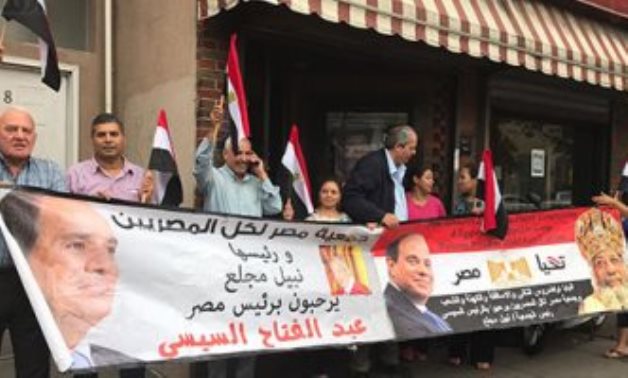 شاهد.. الرئيس السيسى يحيّى المصريين المحتشدين أمام مقر إقامته بنيوريوك
