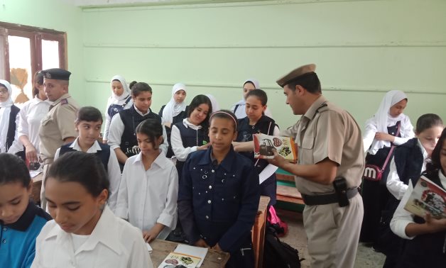 "الداخلية" تهدى طلاب مدرسة 25 يناير ببنها أدوات مدرسية "فيديو وصور"