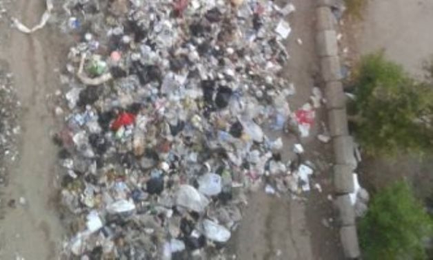 سكان يشكون من انتشار القمامة بمنطقة غرب ارابيلا التجمع الخامس