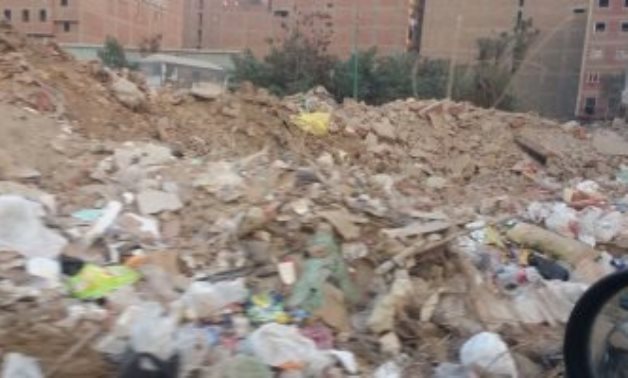 مواطن بفيصل يشكو من انتشار القمامة أسفل الكوبرى الدائرى