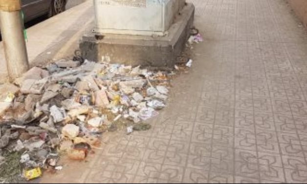 صحافة المواطن.. قارىء يشكو من انتشار القمامة بشارع الثورة بمنطقة الدقى