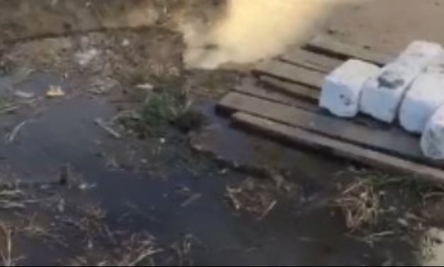 فيديو.. طابور الصبح بمدرسة الشهيد معاذ القصبى فى دمياط وسط مياه الصرف