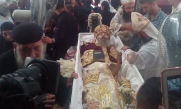 الأقباط والمسلمون يتوافدون بالآلاف على جنازة الأنبا بيشوى.. صور