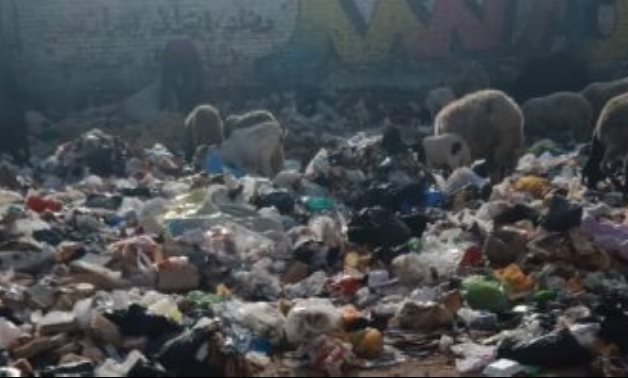 شكوى من تراكم القمامة أمام مدرسة علي مبارك الابتدائية فى بهتيم بشبراالخيمة