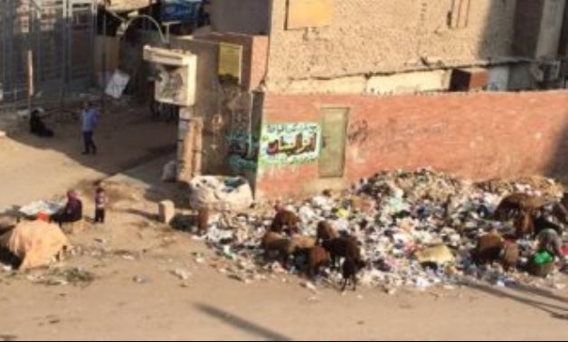 قارىء يشكو من تراكم القمامة أمام المسجد الكبير ومحطة مترو عزبة النخل
