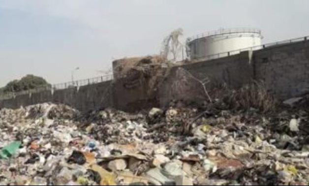 صور.. أطنان القمامة فى جسر السويس تنذر بكارثة محققة لقربها من مستودع بترول