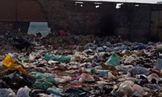 صور.. " القمامة " تحاصر مصرف كنيسة دمشيت بالغربية
