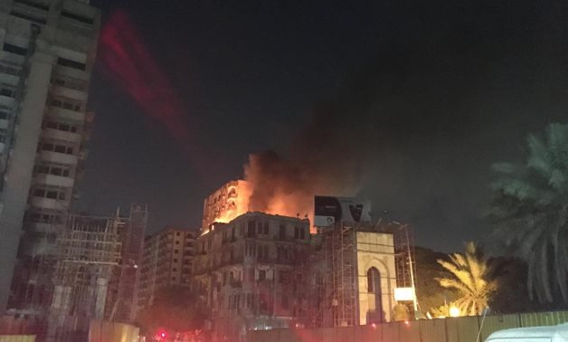 فيديو وصور.. حريق هائل بعقار أمام مستشفى قصر العينى والإطفاء تسيطر على النيران