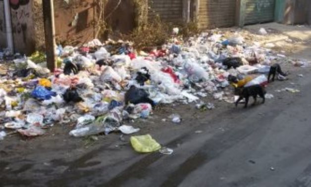 قارئ يشكو من انتشار القمامة أمام مزلقان بشيتل البلد بالجيزة