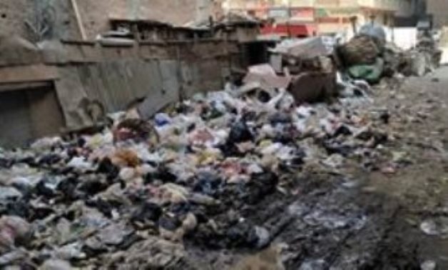 قارىء يشكو انتشار القمامة بشارع أبناء العتامنة بمنطقة أم بيومى فى شبرا الخيمة
