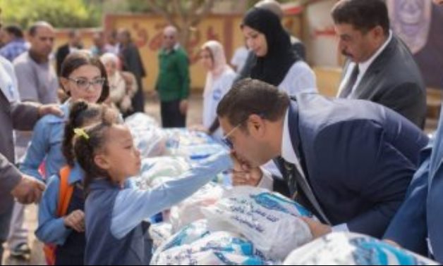 أمانة "مستقبل وطن" بالقاهرة توزع 1500 حقيبة مدرسية بمنشأة ناصر