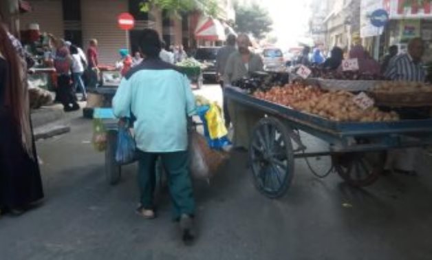 صور.. انتشار الباعة الجائلين وسط الإسكندرية بسبب كثرة الأسواق