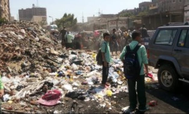 فيديو.. أكوام القمامة مأوى للكلاب والقط فى شوارع فيصل