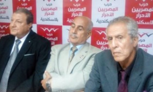 صور.. حزب المصريين الأحرار يكرم أبطال نصر أكتوبر بالإسكندرية