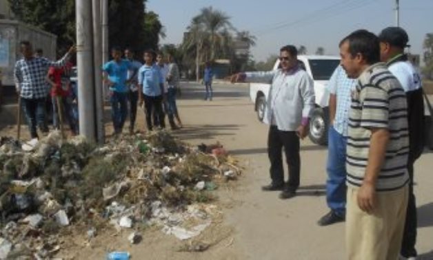 صور..الطلاب ومجلس المدينة إيد واحدة لتشجير ونظافة الشوارع بجهينة فى سوهاج