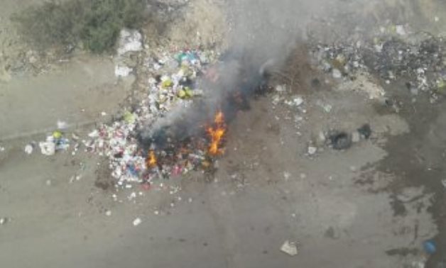 شكوى من قيام متعهدى جمع القمامة بحرقها وسط المنازل فى مدينة نصر