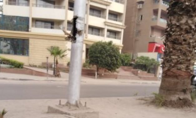 قارىء يرصد خروج أسلاك الكهرباء من أعمدة الإنارة بالجزيرة الوسطى لشارع الهرم