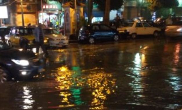 صور.. أمطار غزيرة تغرق بعض شوارع وسط الاسكندرية