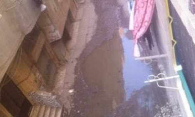 قارىء يشكو انتشار مياه الصرف الصحى بشارع حلمى عبد الرازق بشبرا الخيمة