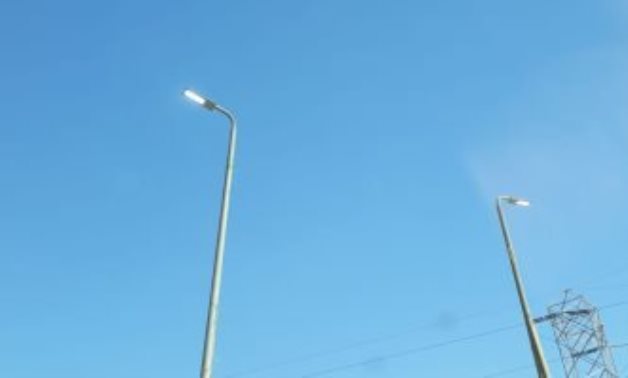 قارىء يرصد إضاءة أعمدة الإنارة نهارا بمنطقة سوق السيارات فى مدينة نصر