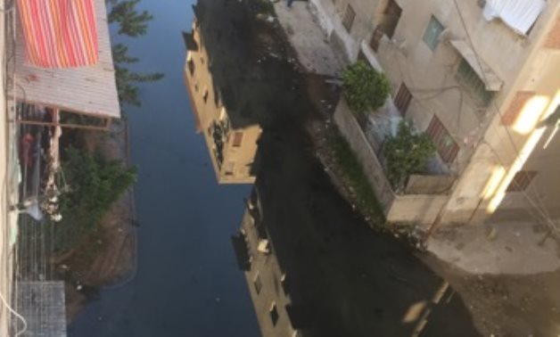 شوارع مساكن الرحمن فى البحيرة تغرق فى مياه الصرف الصحى والأهالى يستغيثون