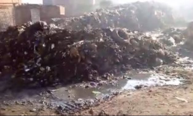 صحافة المواطن.. قارىء يشكو محاصرة القمامة لمدرسة فى القناطر